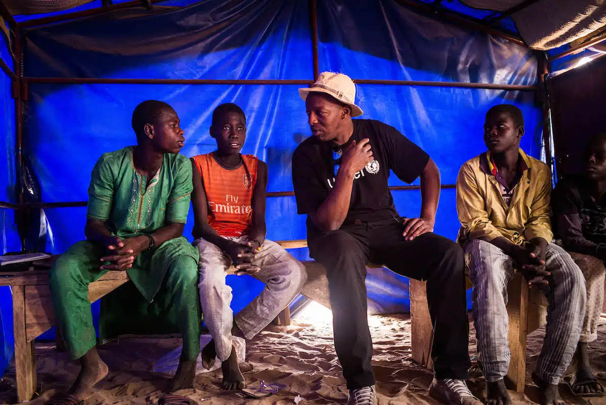 Depuis février 2015, l’expansion de la violence liée à Boko Haram à l’extérieur des frontières du Nigeria a entrainé une grave crise humanitaire et sécuritaire dans la région du Lac Tchad. Oxmo Puccino, ambassadeur de l’UNICEF France, est venu à la rencontre des familles déplacées et réfugiées de la région de Diffa, écouter leurs histoires et en faire l’écho. ©Vincent TREMEAU / UNICEF France