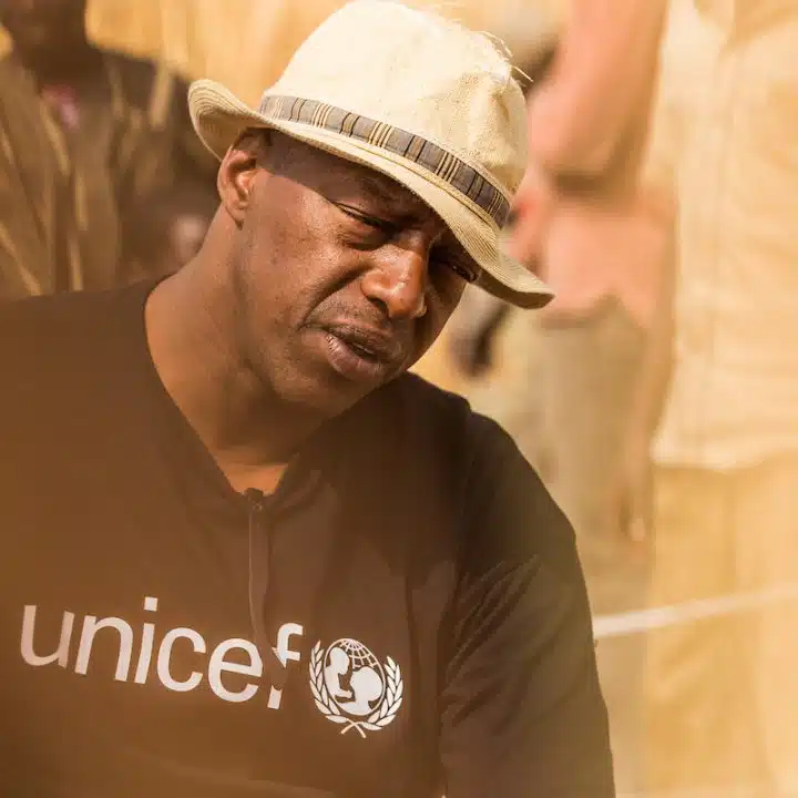 Depuis février 2015, l’expansion de la violence liée à Boko Haram à l’extérieur des frontières du Nigeria a entrainé une grave crise humanitaire et sécuritaire dans la région du Lac Tchad. Oxmo Puccino, ambassadeur de l’UNICEF France, est venu à la rencontre des familles déplacées et réfugiées de la région de Diffa, écouter leurs histoires et en faire l’écho. ©Vincent TREMEAU / UNICEF France