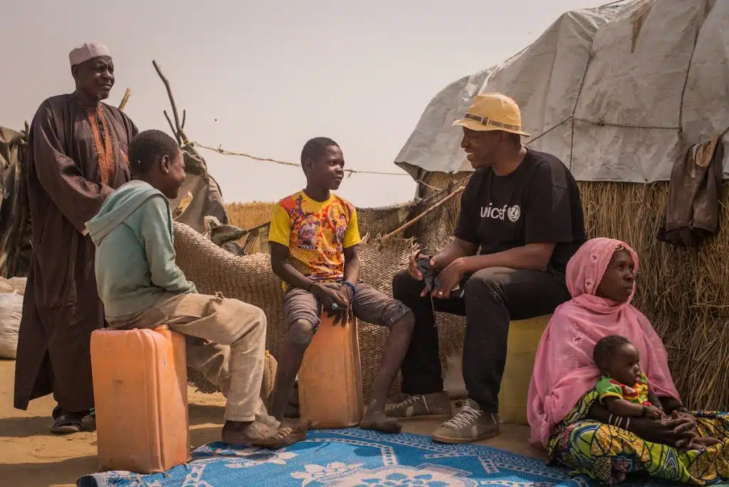 Depuis février 2015, l’expansion de la violence liée à Boko Haram à l’extérieur des frontières du Nigeria a entrainé une grave crise humanitaire et sécuritaire dans la région du Lac Tchad. Oxmo Puccino, ambassadeur de l’UNICEF France, est venu à la rencontre des familles déplacées et réfugiées de la région de Diffa, écouter leurs histoires et en faire l’écho. ©Vincent TREMEAU / UNICEF France