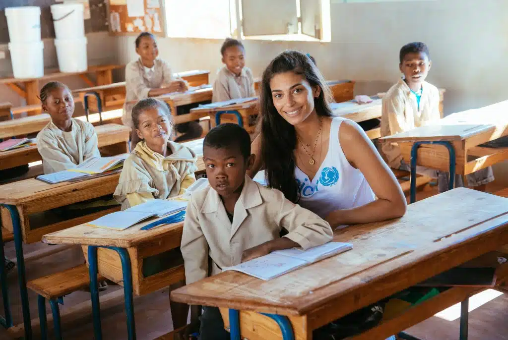 Visite du site de Loh Anosy (40km d'Antananarivo), qui regroupe une école primaire et periscolaire et un centre de santé financés par l'UNICEF. Avec Valery 10 ans, en classe de CM2. © Benjamin Decoin / UNICEF France