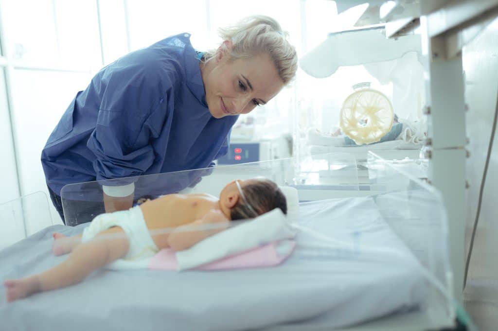 Visite terrain d'Elodie Gossuin en Mauritanie pour UNICEF. Visite de l'hôpital Mère-Enfant de NOUAKCHOTT. Dans cet hôpital, l'UNICEF et ses partenaires soutiennent des activités de santé neo-natales pour mères et nourissons. ©UNICEF France / Decoin