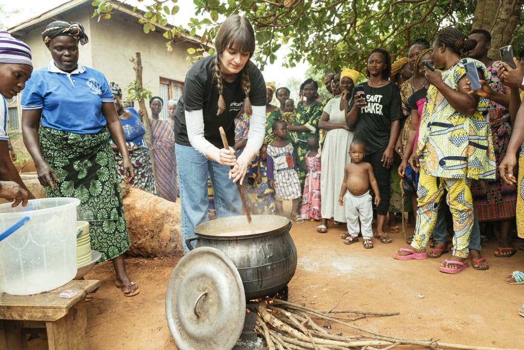 Visite de CLARA LUCIANI, ambassadrice UNICEF, au BENIN. Visite des groupes de soutien à l'alimentation du nourrisson et du jeune enfant dans la commune de Agbangnizou. Les femmes préparent le matin une soupe riche et équilibrée pour éviter les problèmes liés à la malnutrition chez les enfants. © UNICEF/Decoin
