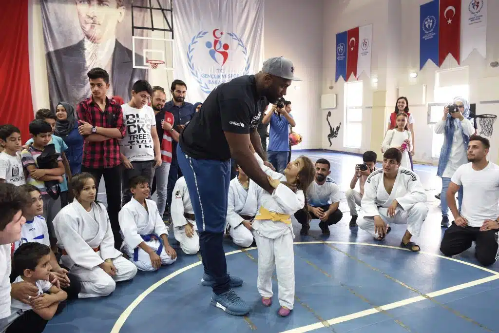 L'athlète français Teddy Riner, ambassadeur de l'UNICEF, visite le centre de jeunesse du ministère de la Jeunesse et des Sports (MoYS) pour rencontrer des réfugiés syriens qui participent à des activités éducatives et sportives, le 21 juin 2019, à Gaziantep, en Turquie.© UNICEF