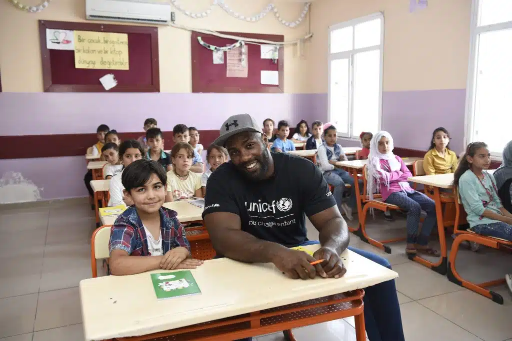 L'athlète français Teddy Riner, ambassadeur de l'UNICEF, visite le Centre d'éducation temporaire (TEC) dans le Centre d'hébergement temporaire de NIZIP pour rencontrer des réfugiés syriens le 21 juin 2019, à Nizip, en Turquie. © UNICEF