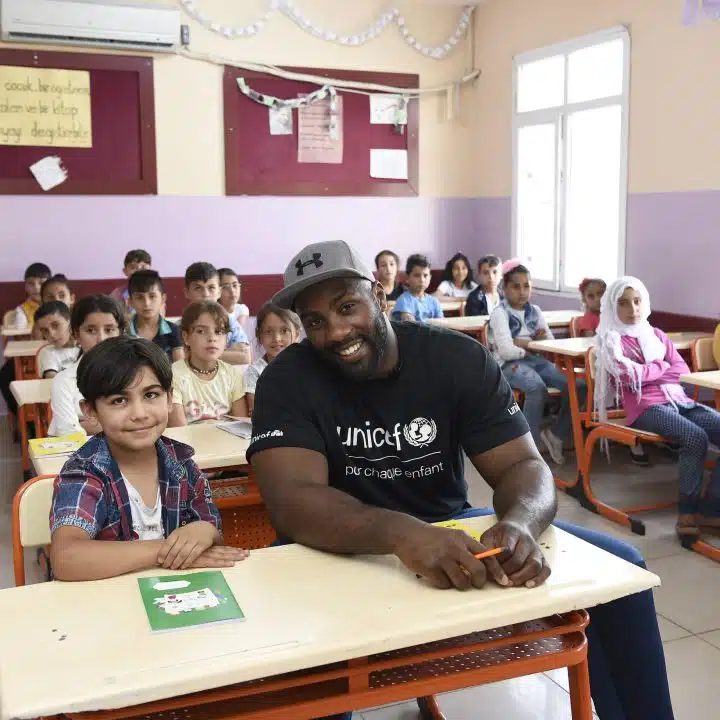 L'athlète français Teddy Riner, ambassadeur de l'UNICEF, visite le Centre d'éducation temporaire (TEC) dans le Centre d'hébergement temporaire de NIZIP pour rencontrer des réfugiés syriens le 21 juin 2019, à Nizip, en Turquie. © UNICEF