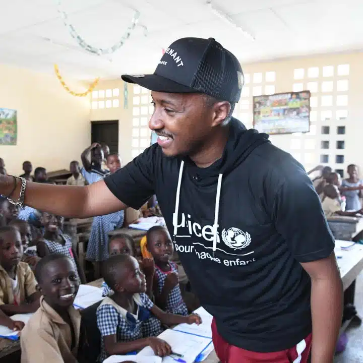 Soprano, ambassadeur de l'UNICEF, visite une école soutenue par l'UNICEF à Gonzagueville, dans la banlieue d'Abidjan, la capitale de la Côte d'Ivoire. © Frank Dejongh / UNICEF France