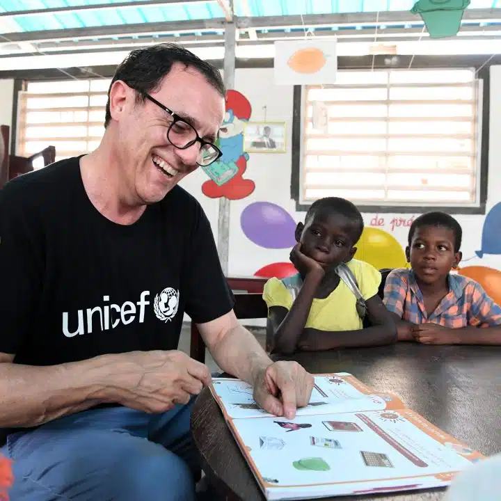Thierry Beccaro, ambassadeur de l'UNICEF visite une école à Gonzagueville, une banlieue d'Abidjan, la capitale de la Côte d'Ivoire.© UNICEF/UN0285088/Dejongh