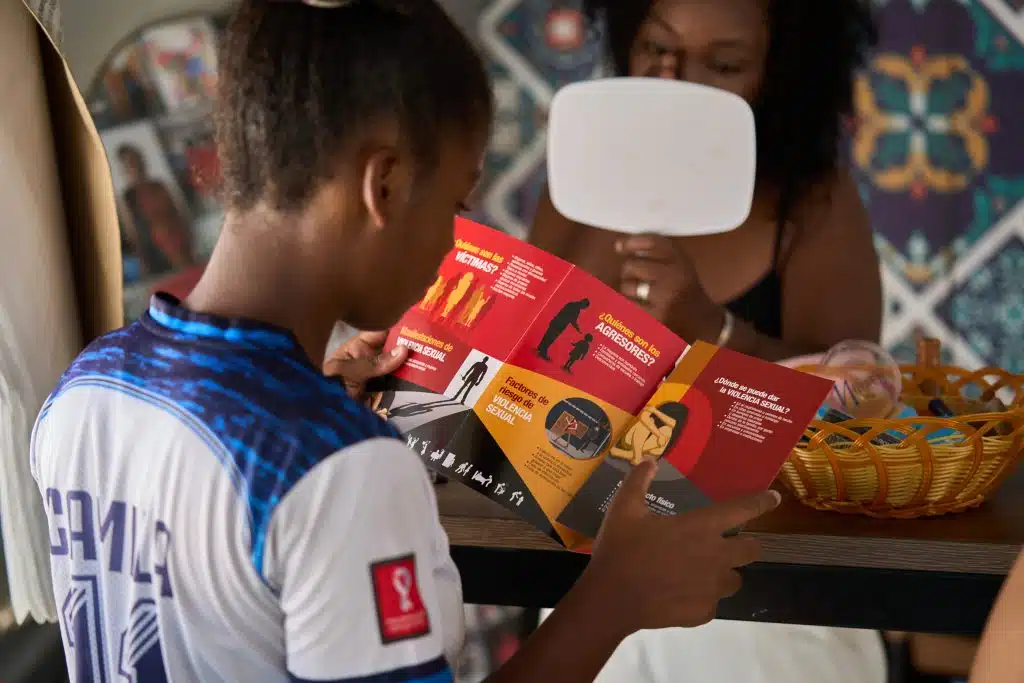 Au Panama, en février 2023, Camila (14 ans) participe à une activité dans un espace soutenu par l'UNICEF. Cet espace est un point de repère pour les personnes qui ont été victimes de violences sexuelles en traversant la jungle du Darien. © UNICEF/UN0793522/