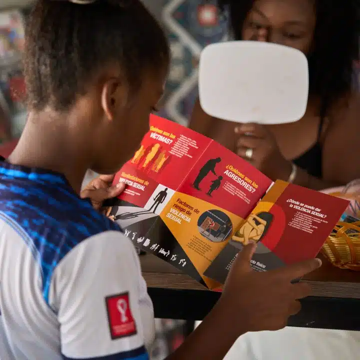 Au Panama, en février 2023, Camila (14 ans) participe à une activité dans un espace soutenu par l'UNICEF. Cet espace est un point de repère pour les personnes qui ont été victimes de violences sexuelles en traversant la jungle du Darien. © UNICEF/UN0793522/