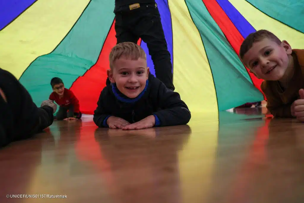 Les enfants s'amusent et jouent en Ukraine. Photo prise le 20/11/2023. © UNICEF/UNI501157/Ratushniak