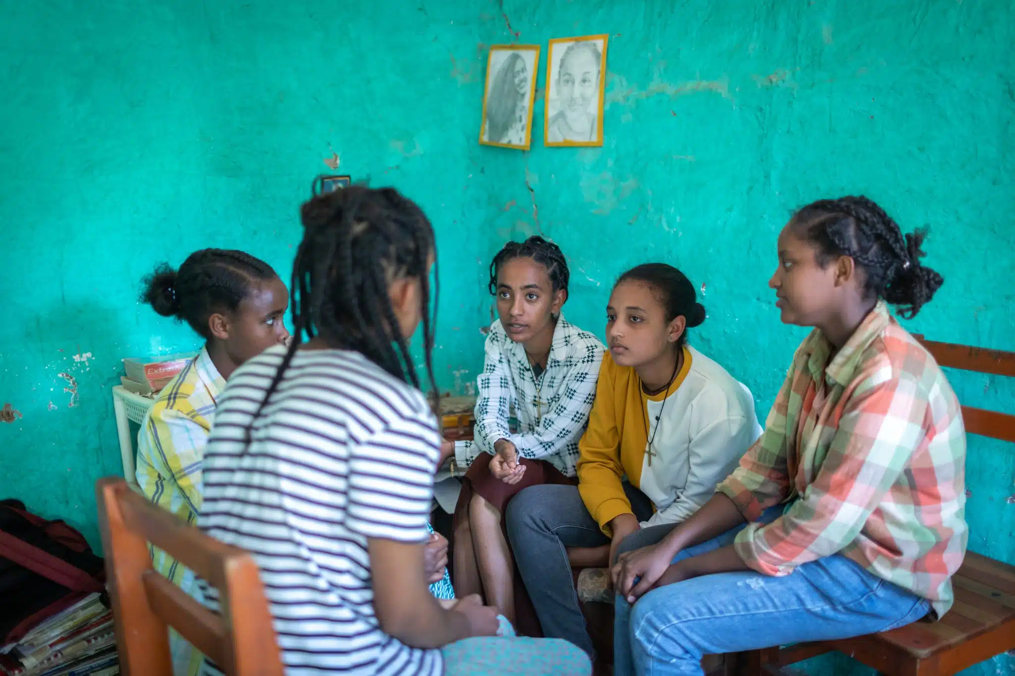 Les jeunes filles de la région de Sidama, en Éthiopie, bénéficient d'actions de sensibilisation contre les mutilations génitales féminines (MGF) et les mariages précoces. © UNICEF/UNI532192/Ayene