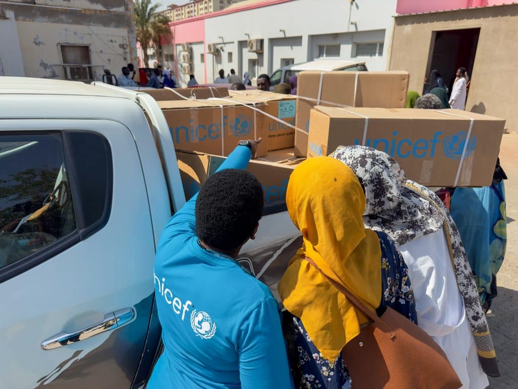 Namareq, sage-femme, et le Dr Eltoma Yagoob reçoivent des kits de santé fourni l'UNICEF à l'hôpital de Port Soudan. © UNICEF/UNI551355/Mohamdeen