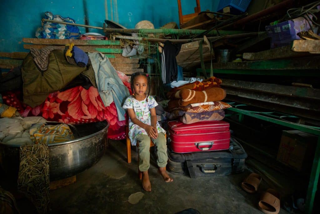 Fatima, 6 ans, originaire de Khartoum, est assise dans sa nouvelle maison dans l'État de Kassala. Depuis le début de la guerre, Fatima et sa famille ont du fuir à plusieurs reprises.© UNICEF/UNI545607/Elfatih