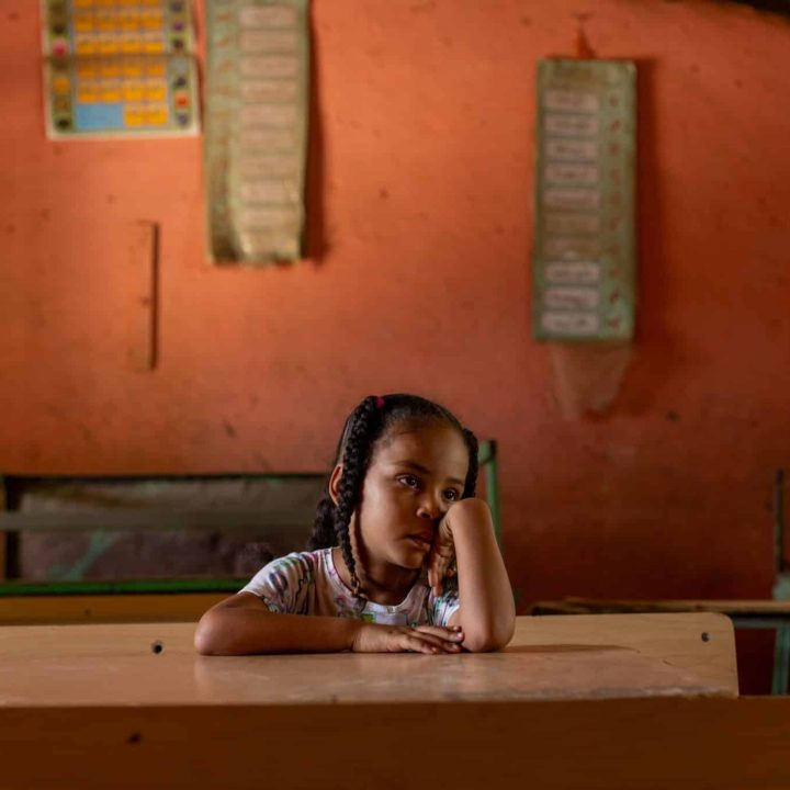 Depuis le début de la guerre, Fatima 6 ans et sa famille ont du fuir à plusieurs reprises. © UNICEF/UNI545657/Elfatih