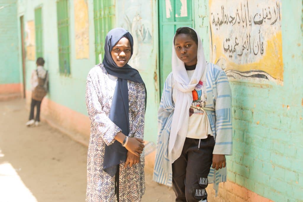 Walaa, 15 ans, et sa soeur Shegn dans l'espace d'apprentissage sécurisé d'Alshargia, soutenu par l'UNICEF,dans l'État de Kassala.© UNICEF/UNI546808/Elfatih