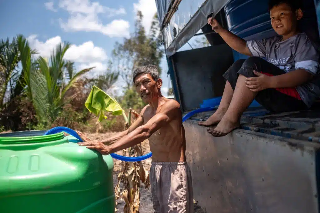En avril 2024, plusieurs provinces du Vietnam ont déclaré des sévères pénuries d'eau potable en raison d'une grave sécheresse et de l'intrusion d'eau salée dans le delta du Mékong. La situation évolue et un nombre croissant de provinces, de familles, de femmes et d'enfants devraient être touchés dans les semaines à venir.© UNICEF/UNI565329/Pham Ha Duy Linh