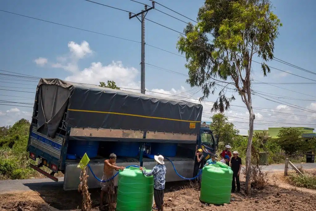 En avril 2024, plusieurs provinces du Vietnam ont déclaré des sévères pénuries d'eau potable en raison d'une grave sécheresse et de l'intrusion d'eau salée dans le delta du Mékong. La situation évolue et un nombre croissant de provinces, de familles, de femmes et d'enfants devraient être touchés dans les semaines à venir.© UNICEF/UNI565330/Pham Ha Duy Linh