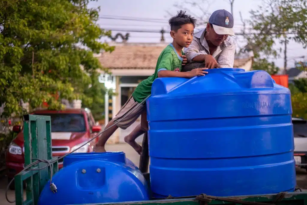 En avril 2024, plusieurs provinces du Vietnam ont déclaré des sévères pénuries d'eau potable en raison d'une grave sécheresse et de l'intrusion d'eau salée dans le delta du Mékong. La situation évolue et un nombre croissant de provinces, de familles, de femmes et d'enfants devraient être touchés dans les semaines à venir.© UNICEF/UNI565330/Pham Ha Duy Linh