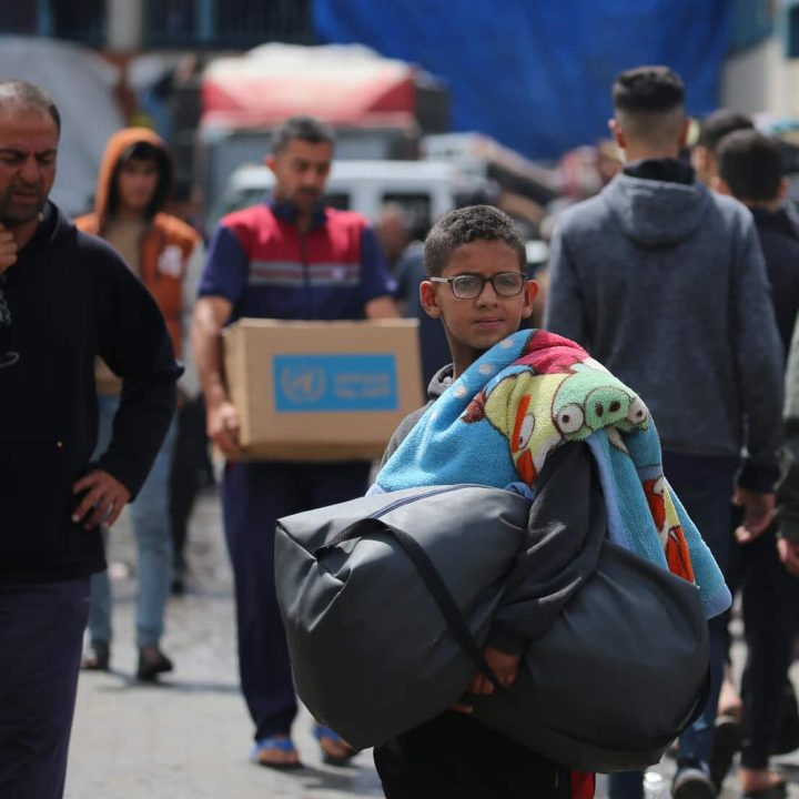 Un enfant déplacé en raison de la poursuite des bombardements et des hostilités à Gaza. © UNICEF/UNI571254/El Baba