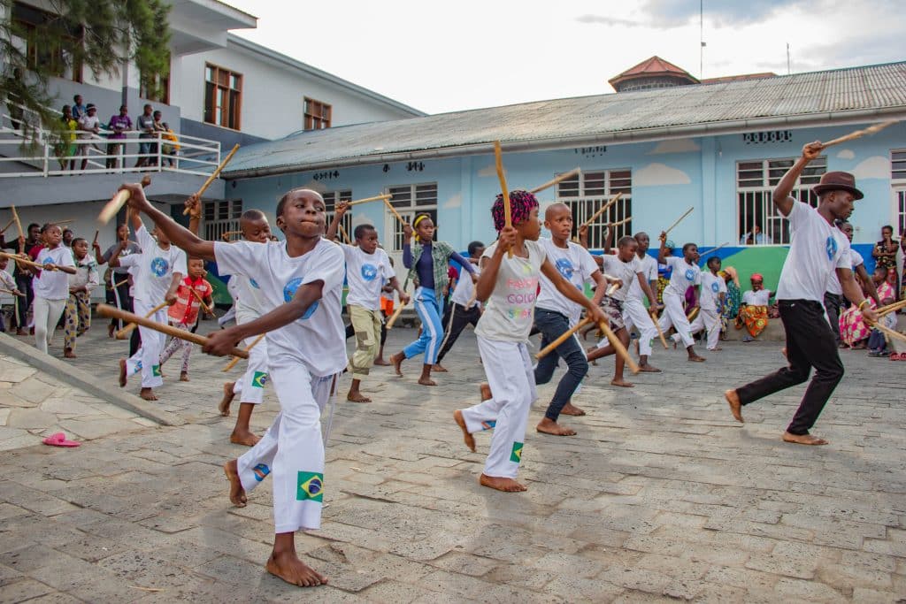 Des enfants pratiquent la capoeira à l'hôpital Heal Africa, soutenu par l'UNICEF, à Goma, en République démocratique du Congo. © UNICEF/UN0652619/Wenga