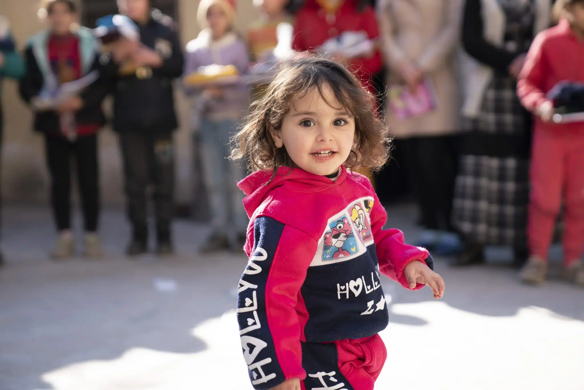 Hadeel, 2 ans, fait partie des enfants déplacés par les tremblements de terre en Syrie. Elle participe à une activité récréative organisée grâce au soutien de l'UNICEF.© UNICEF/UN0796317/Al-Asadi