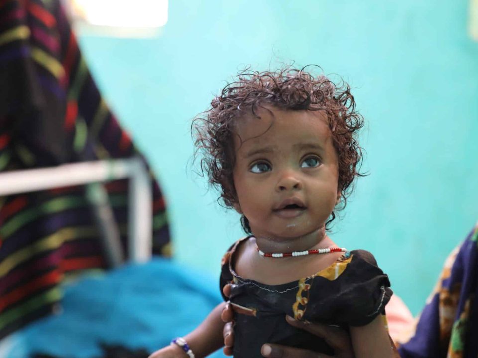 Medina Mohammed a été admise à l'hôpital Asayita car elle présentait des signes de malnutrition.© UNICEF/UN0848560/Assefa