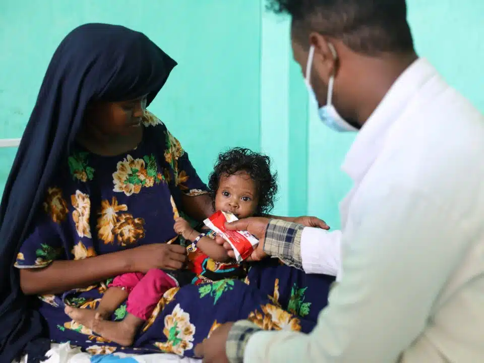 Après avoir été hospitalisée pendant deux semaines dans un centre de santé soutenu par l'UNICEF, Media se sent mieux et est en bonne santé. © UNICEF/UN0848568/Assefa