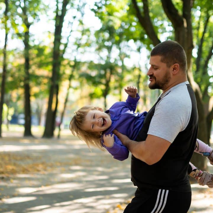 enfant jouant avec son père
