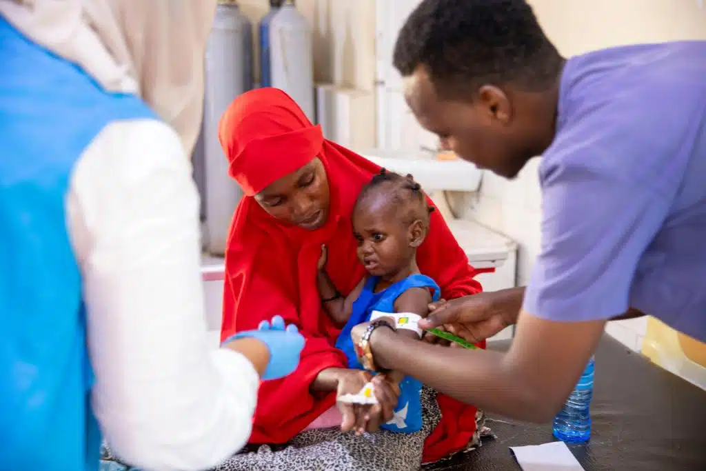 Shukri, 2 ans, souffre de diarrhée aqueuse aiguë, de vomissements et de malnutrition. Elle a été amenée au centre de traitement du choléra aujourd'hui et est traitée pour la déshydratation et la malnutrition et testée pour le choléra. © UNICEF/UNI554629/Hill