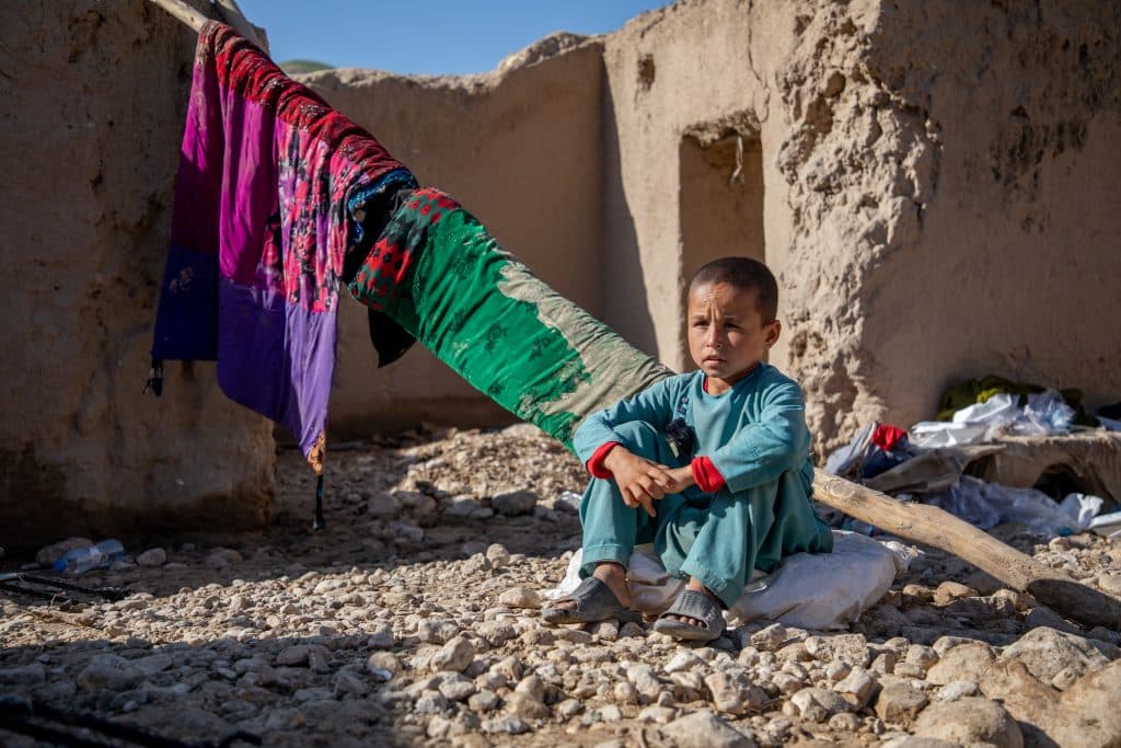 Le 14 mai 2024, Deen Mohammad, 8 ans, est assis où se trouvait autrefois sa maison dans la province de Baghlan en Afghanistan. Les récentes inondations soudaines dans le nord de l'Afghanistan ont emporté la maison de Deen Mohammed, toute sa nourriture et la vie de plusieurs de ses amis et voisins.© UNICEF/UNI576409/Meerzad