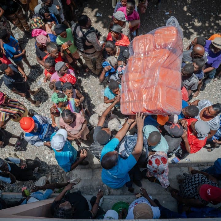 27 mai 2024 - Le personnel de l'UNICEF et les U-Reporters distribuent des kits d'hygiène aux familles touchées par la tornade dans le Bassin Bleu. © UNICEF/UNI582690/Le Lijour