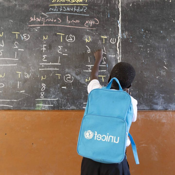 Un élève résout des calculs au tableau, à l'école primaire de Misera, en Gambie, le 13 février 2024. ©UNICEF/UNI583438/Prinsloo