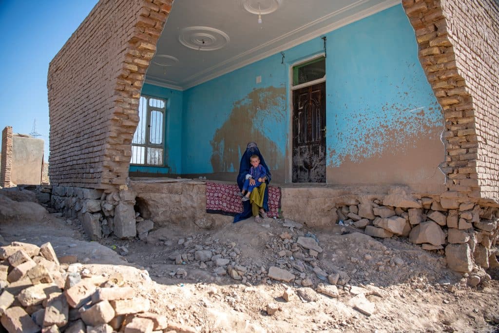 Le 2 juin 2024, Arifa, et son fils de 3 ans, Amirkhan, se tiennent devant leur maison détruite par les inondations qui ont touché la province de Baghlan, dans le nord de l'Afghanistan. © UNICEF/UNI586030/Musadiq