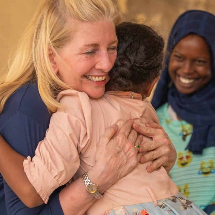 Le 25 juin 2024, Catherine Russell, directrice générale de l'UNICEF, étreint Yomna, 11 ans, après l'avoir rencontrée avec d'autres adolescentes déplacées par la guerre, au point de rassemblement des personnes déplacées d'Abdullah Naj, à Port-Soudan. ©UNICEF/UNI599911/Elfatih