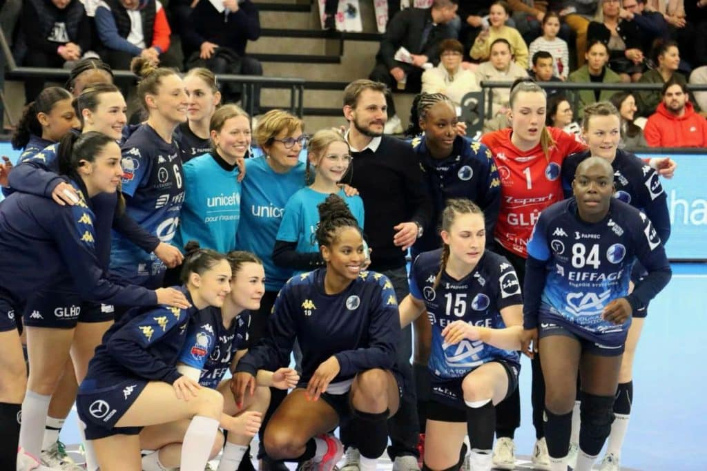 Dans le comité Normandie, célébration du partenariat avec le club de hand de Chambray Touraine Handball en tant que club ami lors du match contre Strasbourg Achenheim Truchtersheim le 8 mars à l’occasion de la journée internationale des droits des femmes. 14 enfants en tee shirt UNICEF étaient présents pour accompagner les joueuses sur le terrain. © UNICEF France