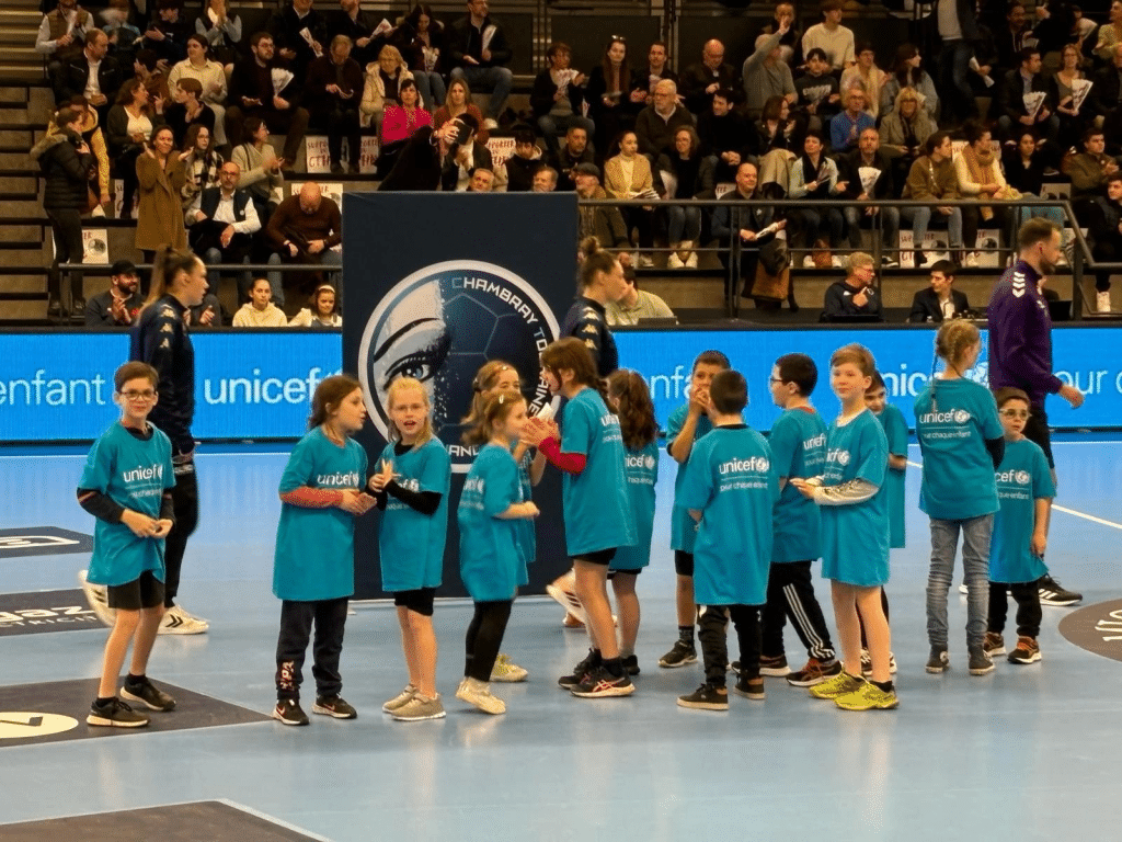 Dans le comité Normandie, célébration du partenariat avec le club de hand de Chambray Touraine Handball en tant que club ami lors du match contre Strasbourg Achenheim Truchtersheim le 8 mars à l’occasion de la journée internationale des droits des femmes. 14 enfants en tee shirt UNICEF étaient présents pour accompagner les joueuses sur le terrain. © UNICEF France