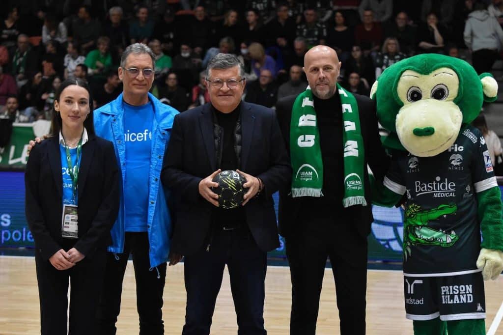 Dans le comité du Gard, 19 kits d’urgence ont été financés lors du match de handball de l’USAM Nîmes Gard (Union Sportive des Anciens du Mont Duplan). © UNICEF France