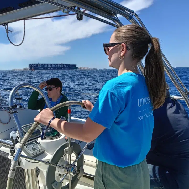 Le 8 mai 2024, les équipes et bénévoles de l'UNICEF France étaient mobilisés pour l'arrivée de la flamme olympique à Marseille © UNICEF/France