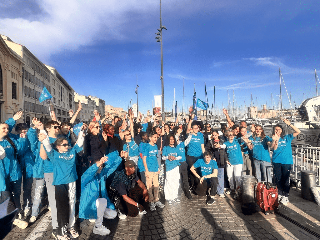 Le 8 mai 2024, les équipes et bénévoles de l'UNICEF France étaient mobilisés pour l'arrivée de la flamme olympique à Marseille © UNICEF/France