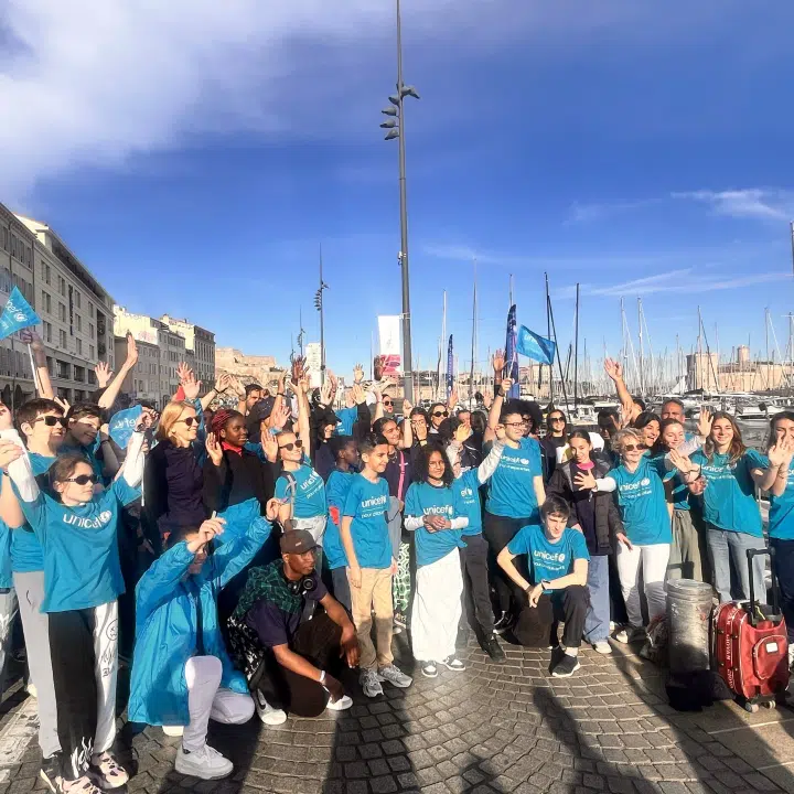 Le 8 mai 2024, les équipes et bénévoles de l'UNICEF France étaient mobilisés pour l'arrivée de la flamme olympique à Marseille © UNICEF/France