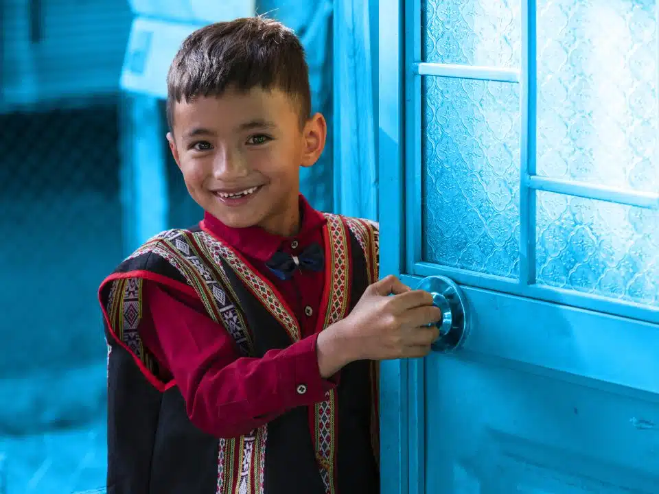 Le 25 février 2020, Muih, 7 ans, est avec d'autres enfants et leurs parents pour prendre part à une activité soutenue par l'UNICEF à Gia Lai, au Viet Nam. © UNICEF/UN0702138/Sinis VII Photo