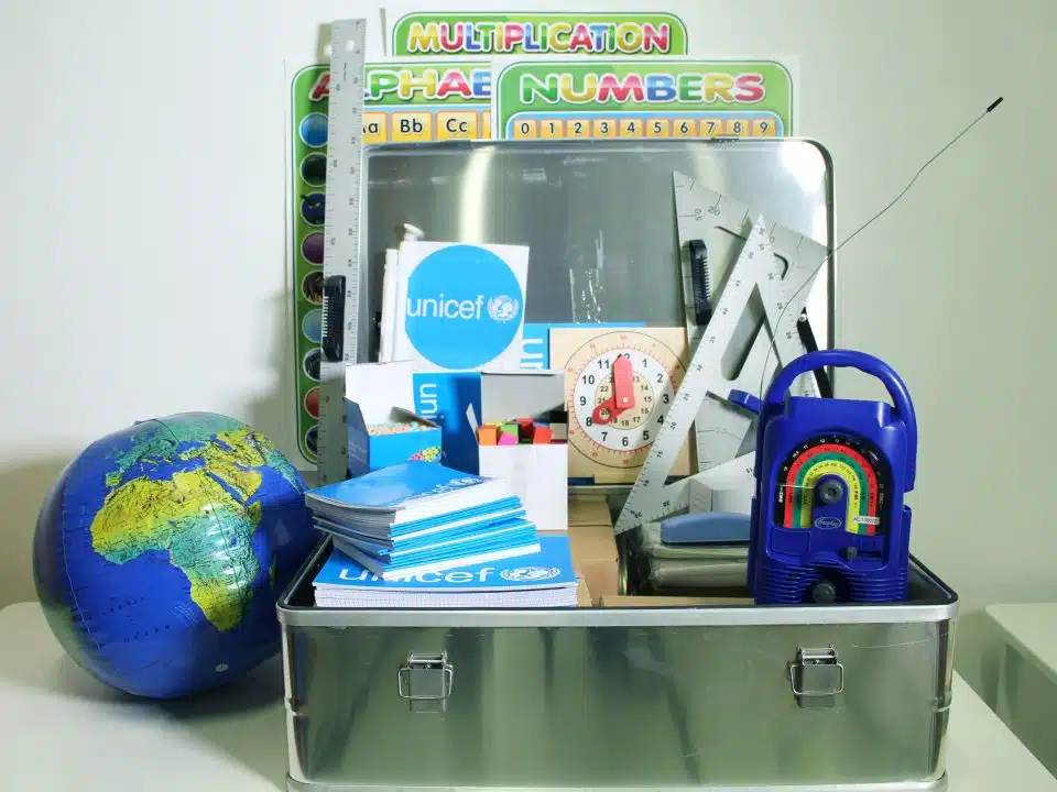 Cette nouvelle version de l'école en boîte est conçue pour répondre aux besoins de 40 élèves pendant 3 mois .© UNICEF/UNI164270/Johansen