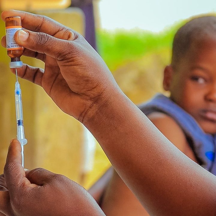 Au Gabon, une campagne de vaccination pour augmenter le taux de couverture vaccinale et rattraper les enfants de moins de cinq ans non vaccinés a été organisée © UNICEF/UNI413615/Mavoungou.