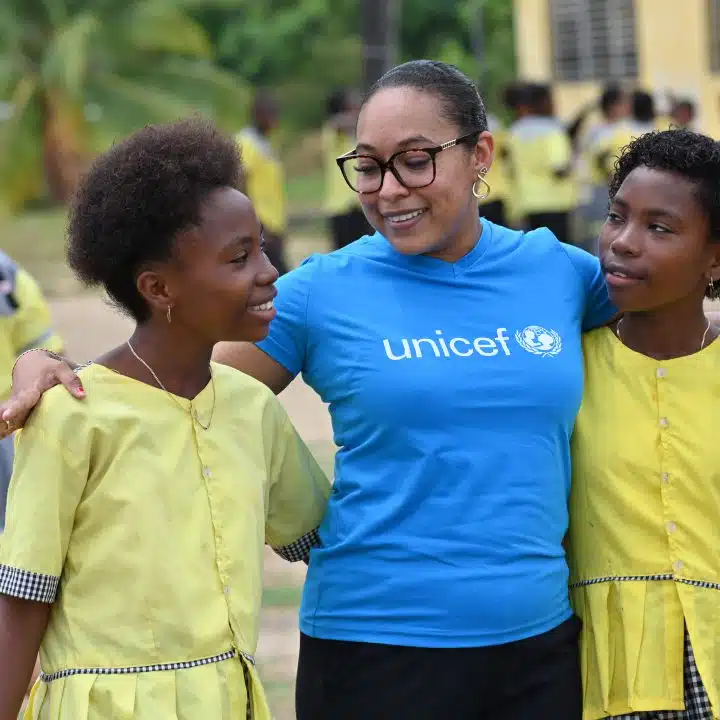 Un membre du personnel de l'UNICEF discute avec des filles de l'école primaire Gulisi de Dangriga, dans le sud du Belize. L'UNICEF a travaillé avec cette école pour soutenir l'éducation bilingue des enfants. © UNICEF/UNI594407/Dejongh