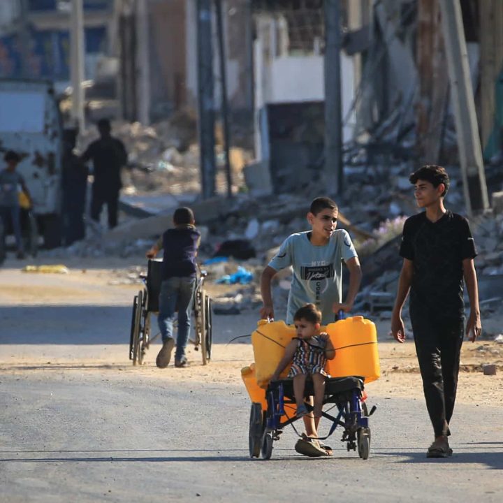 Des enfants et leurs familles à Deir al-Balah, dans la bande de Gaza. © UNICEF/UNI611831/El Baba